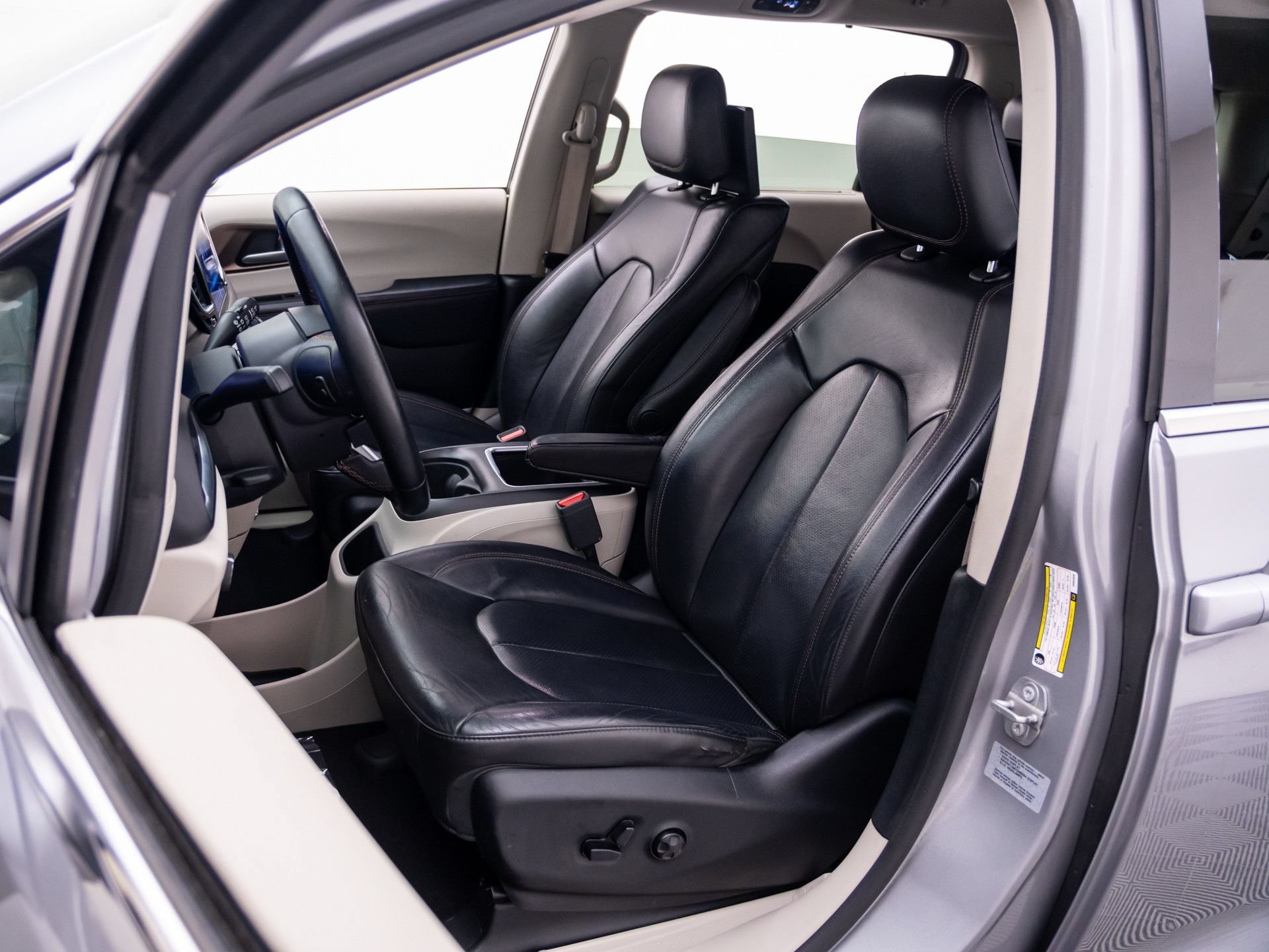 Used 2017 Chrysler Pacifica Touring-L Plus w/ Advanced Safetytec Group FWD image 17