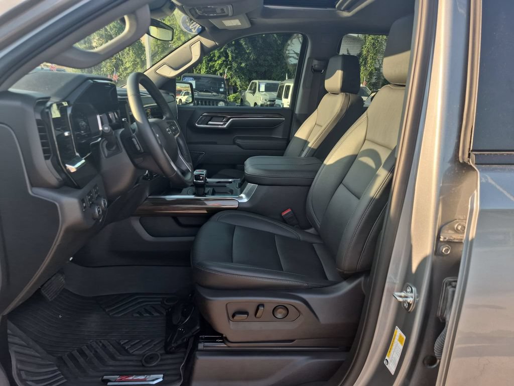 Used 2024 Chevrolet Silverado 1500 LT Trail Boss w/ LT Trail Boss Premium Package AWD/4WD image 11