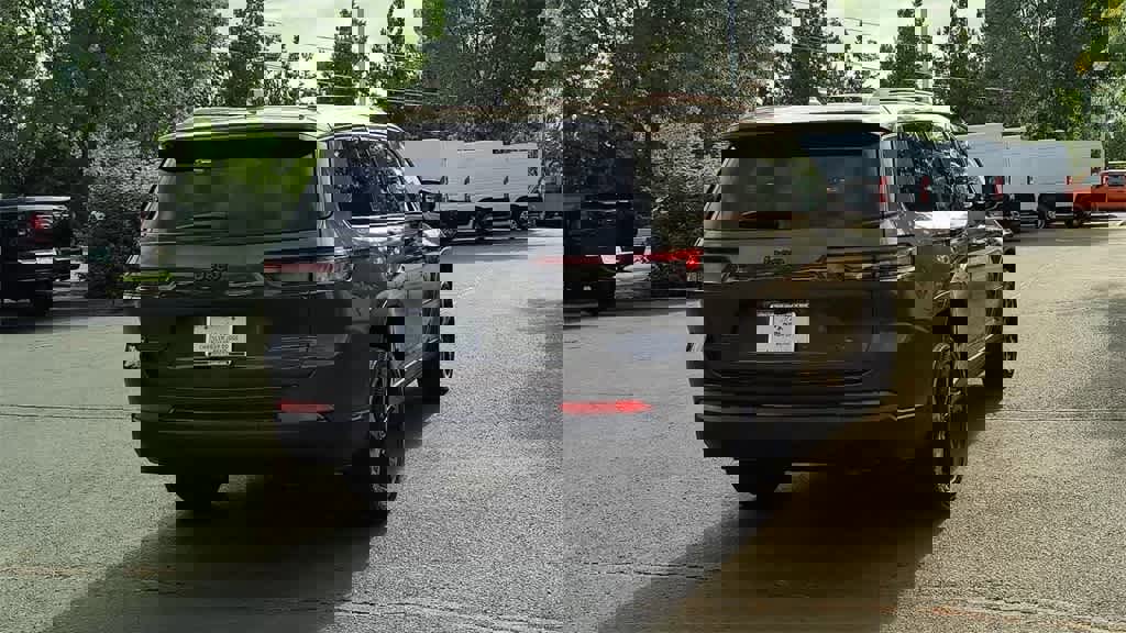 New 2025 Jeep Grand Cherokee L Laredo image 8