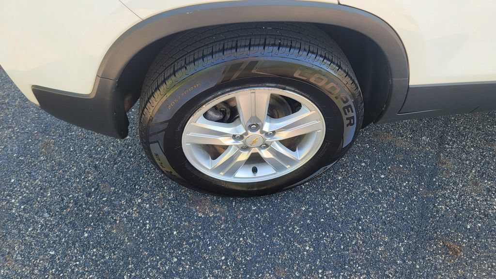 Used 2019 Chevrolet Trax LT w/ LT Convenience Package AWD/4WD image 13