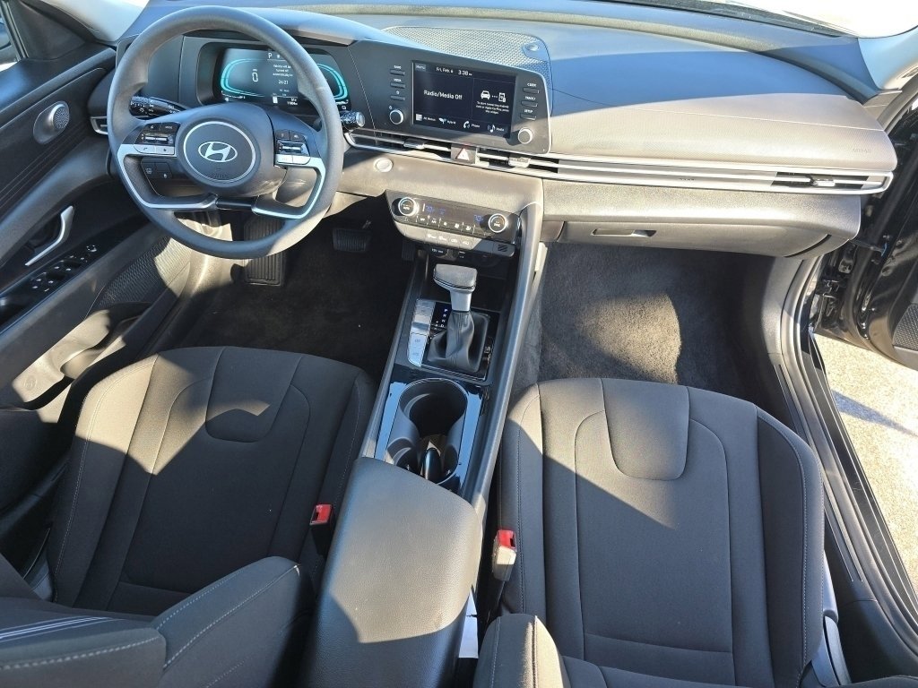 Used 2025 Hyundai Elantra Blue image 24