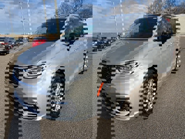 Used 2024 Chrysler Pacifica Touring-L image 5