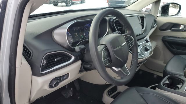 Certified 2024 Chrysler Pacifica Touring-L FWD image 8