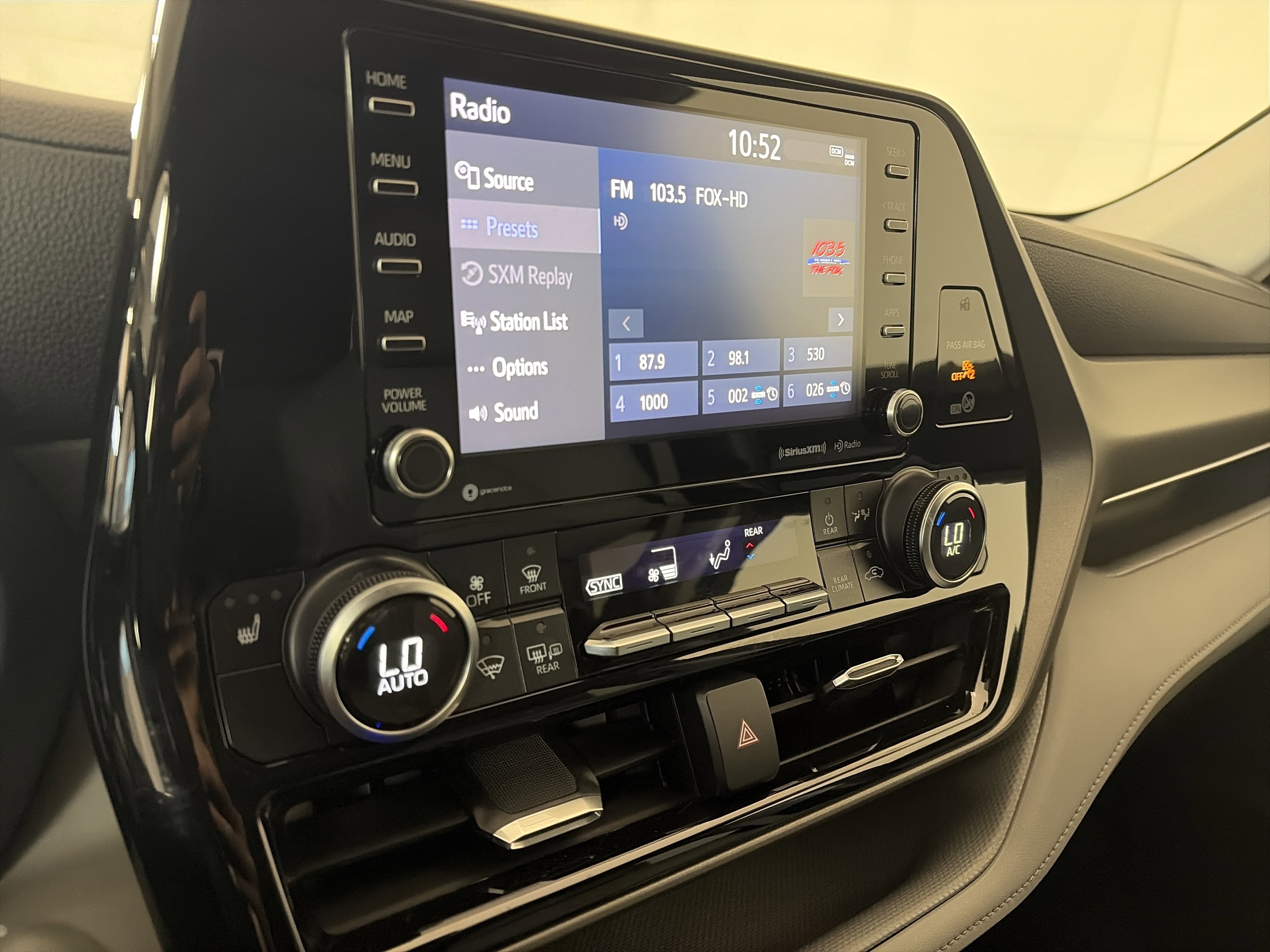 Used 2020 Toyota Highlander XLE image 21