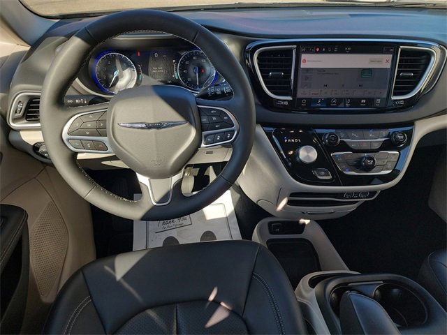 Used 2024 Chrysler Pacifica Touring-L image 9
