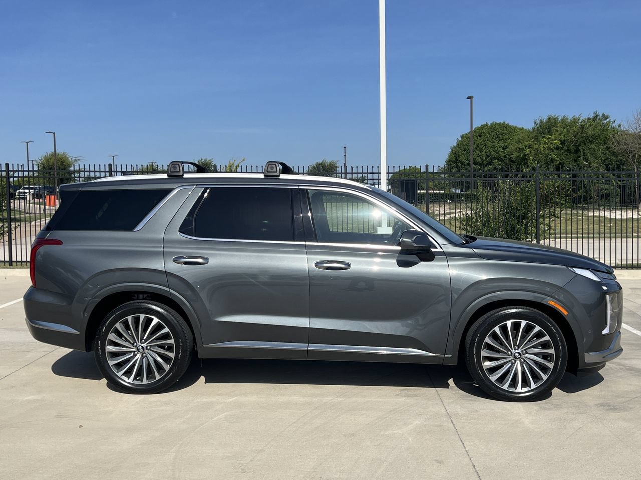 Used 2024 Hyundai Palisade Calligraphy FWD image 3