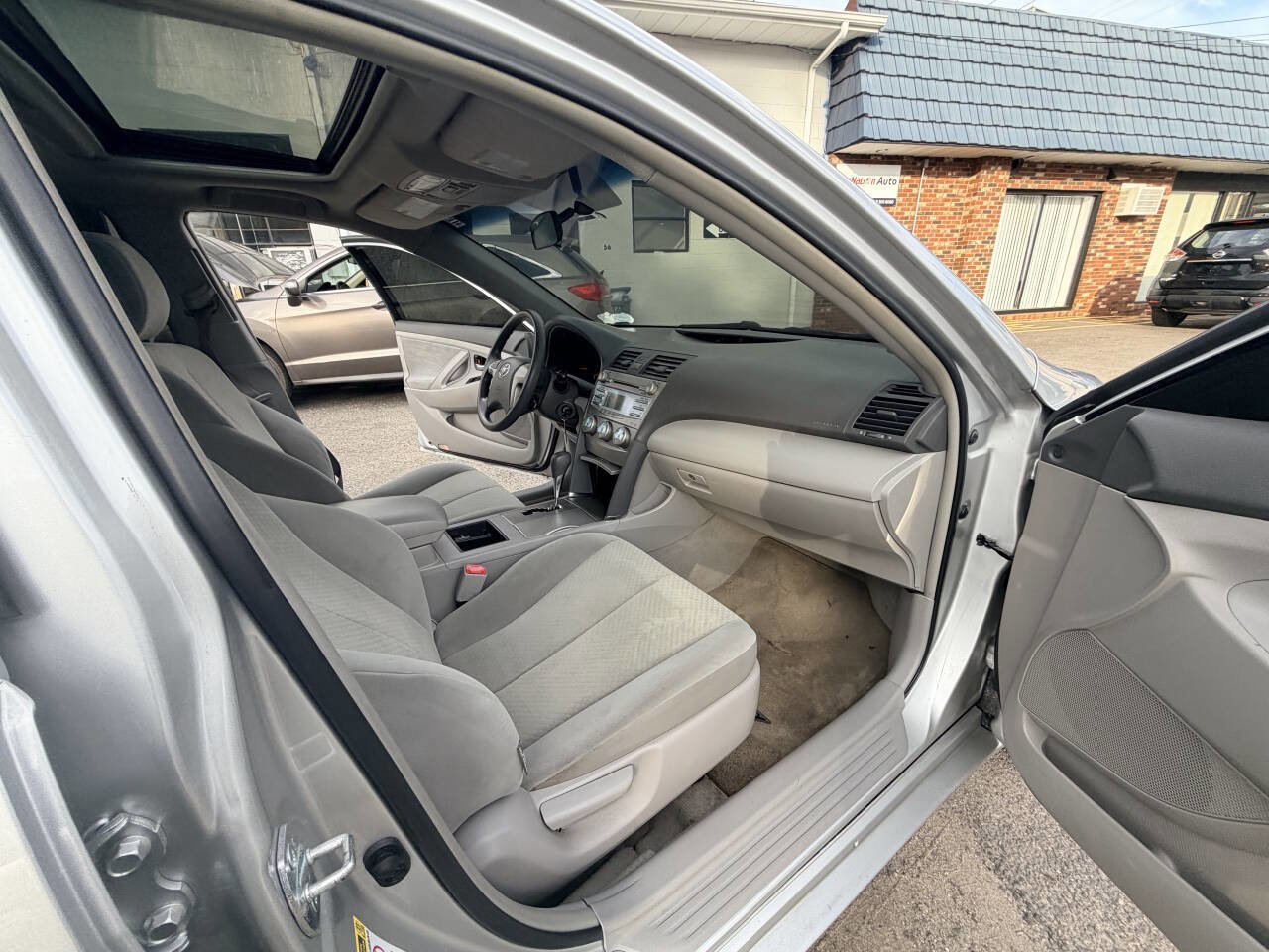 Used 2009 Toyota Camry LE FWD image 12
