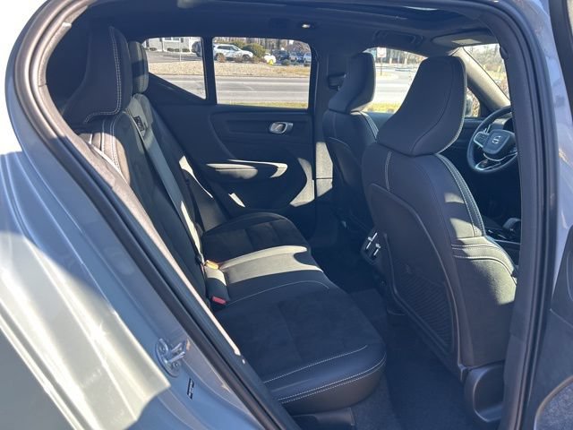 Certified 2025 Volvo XC40 B5 Plus AWD/4WD image 12