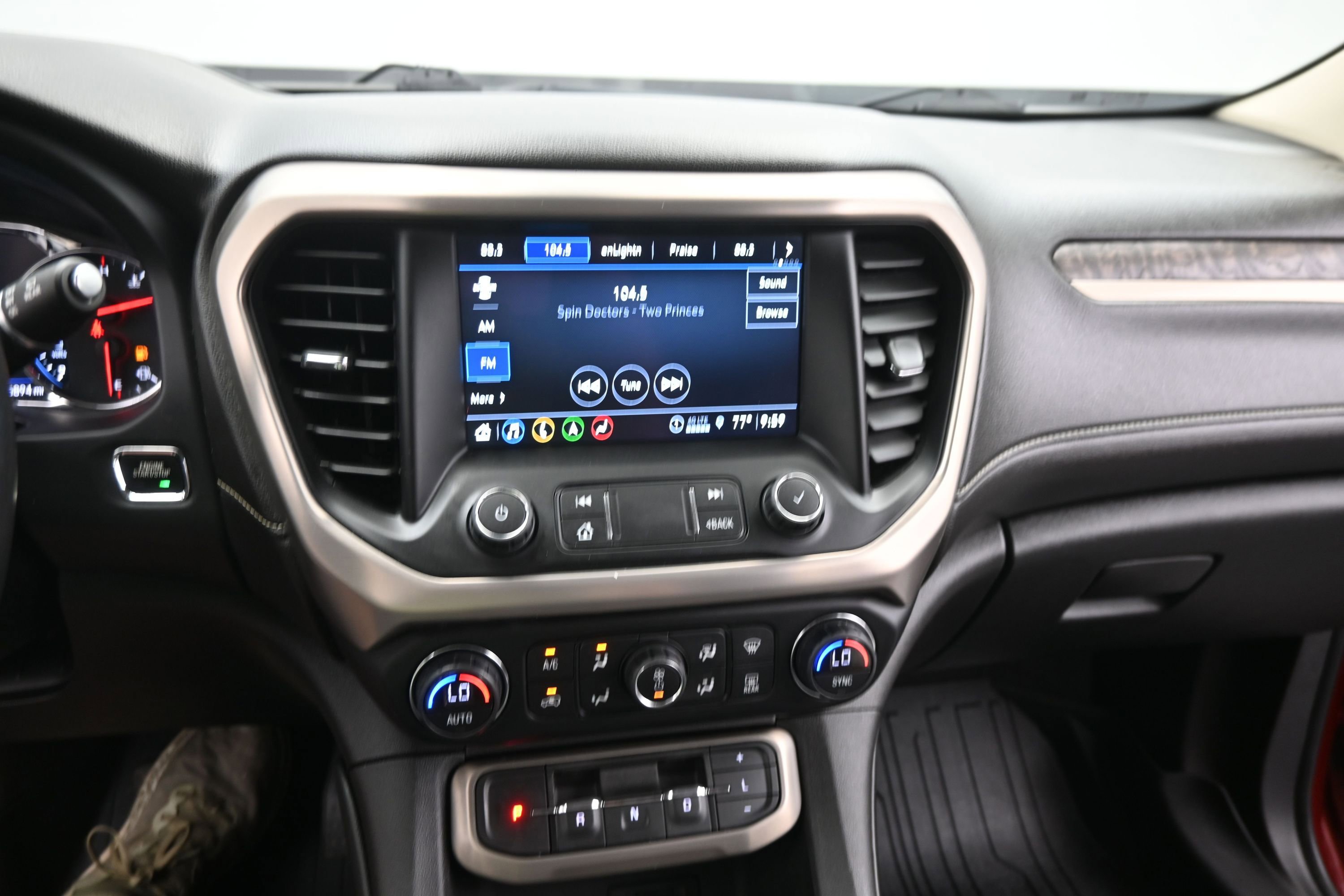 Used 2022 GMC Acadia Denali w/ Denali Ultimate Package AWD/4WD image 18