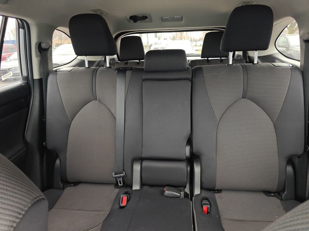 Used 2024 Toyota Highlander LE image 9