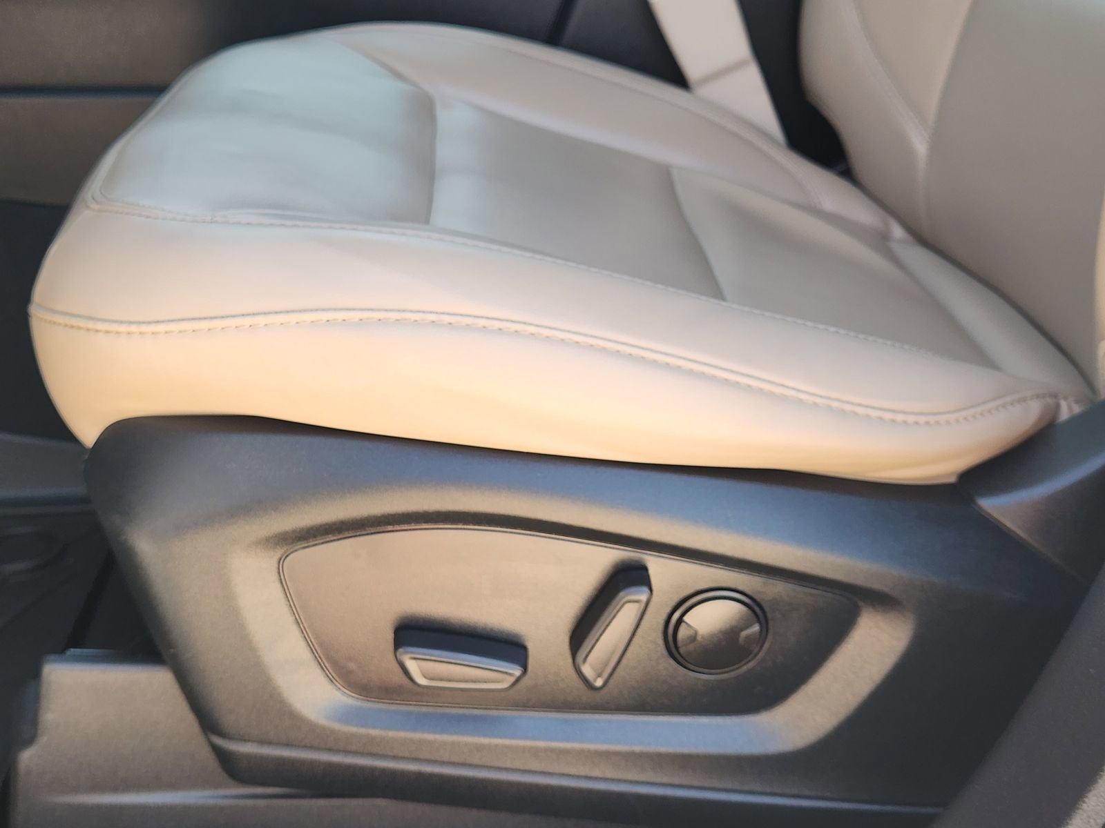 Used 2022 Ford Explorer XLT w/ Equipment Group 202A image 25