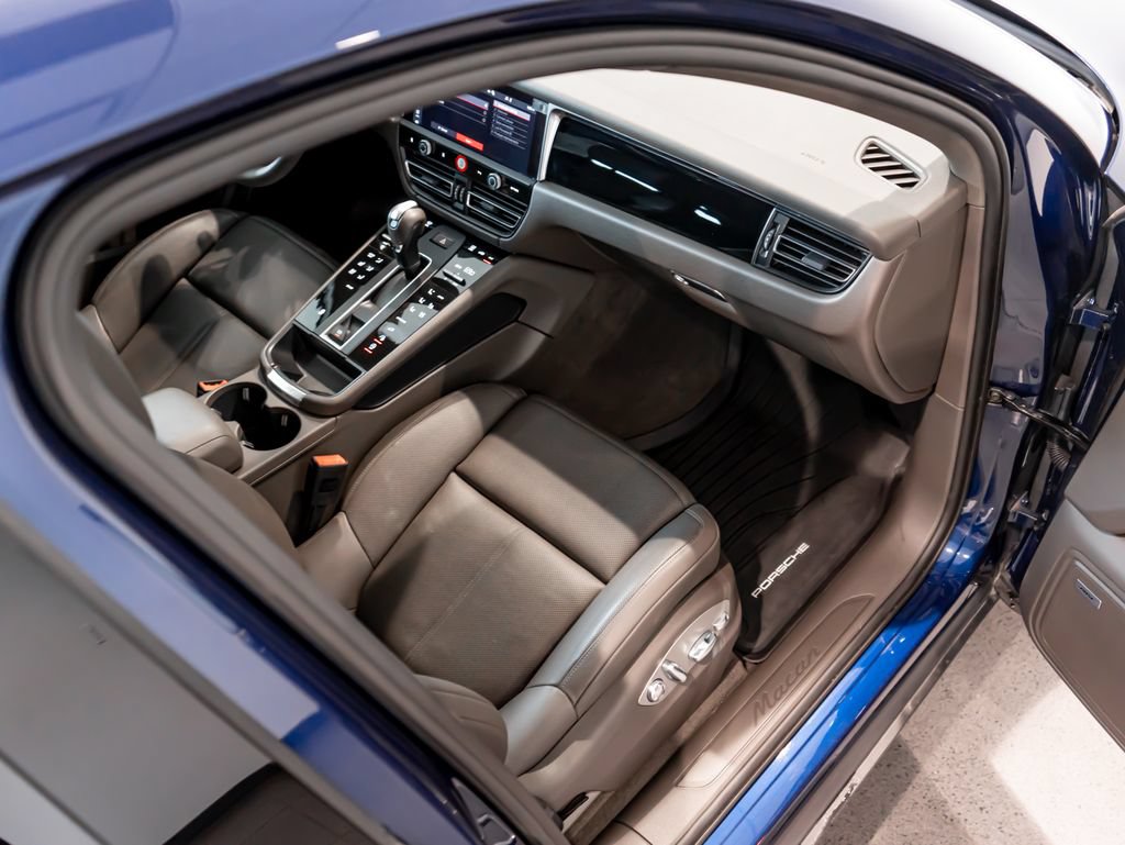 Certified 2025 Porsche Macan AWD/4WD image 28