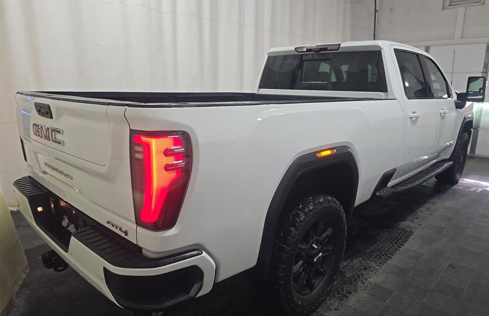 Used 2025 GMC Sierra 2500 AT4 w/ AT4 Premium Plus Package AWD/4WD image 4