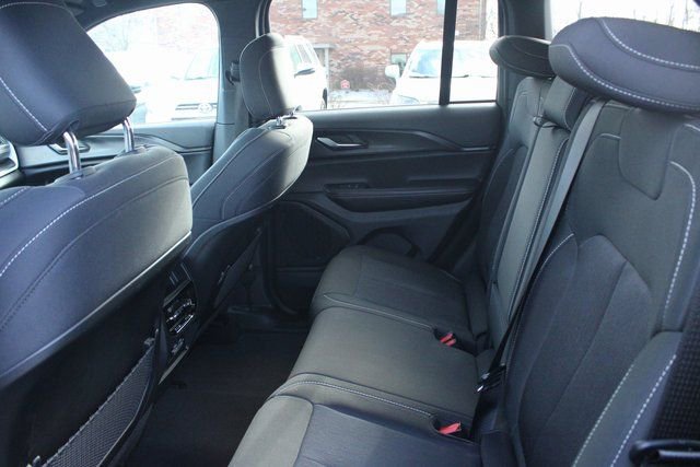 Used 2024 Jeep Grand Cherokee Laredo image 32