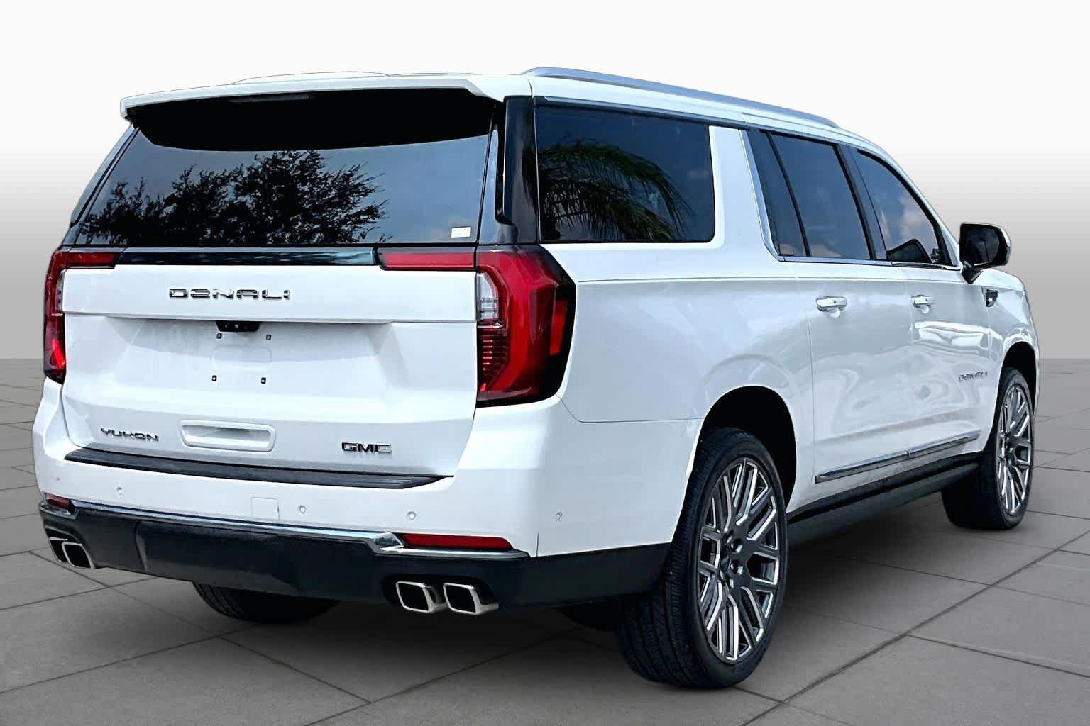 Used 2025 GMC Yukon XL Denali Ultimate AWD/4WD image 13