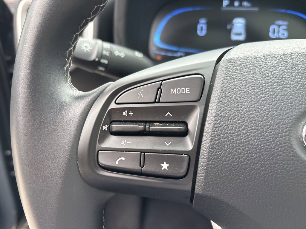 Used 2025 Hyundai Venue SEL image 24