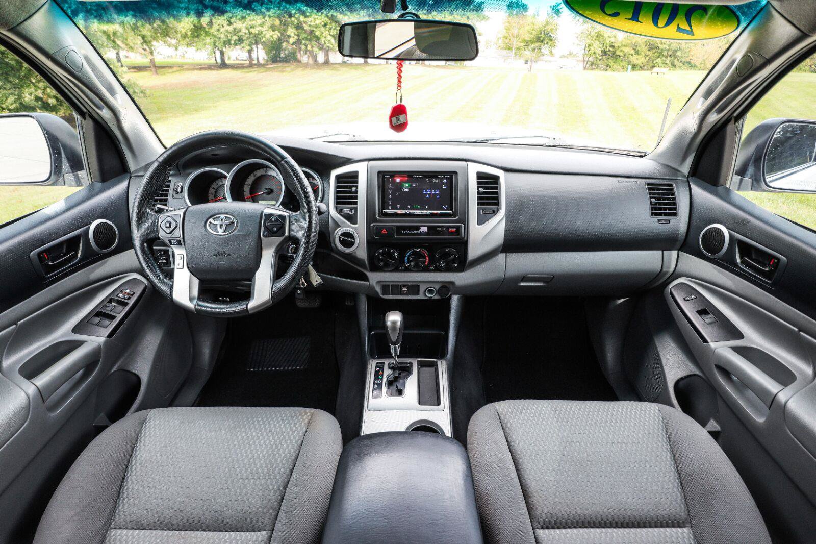Used 2015 Toyota Tacoma 4x4 Double Cab w/ SR5 Package image 2