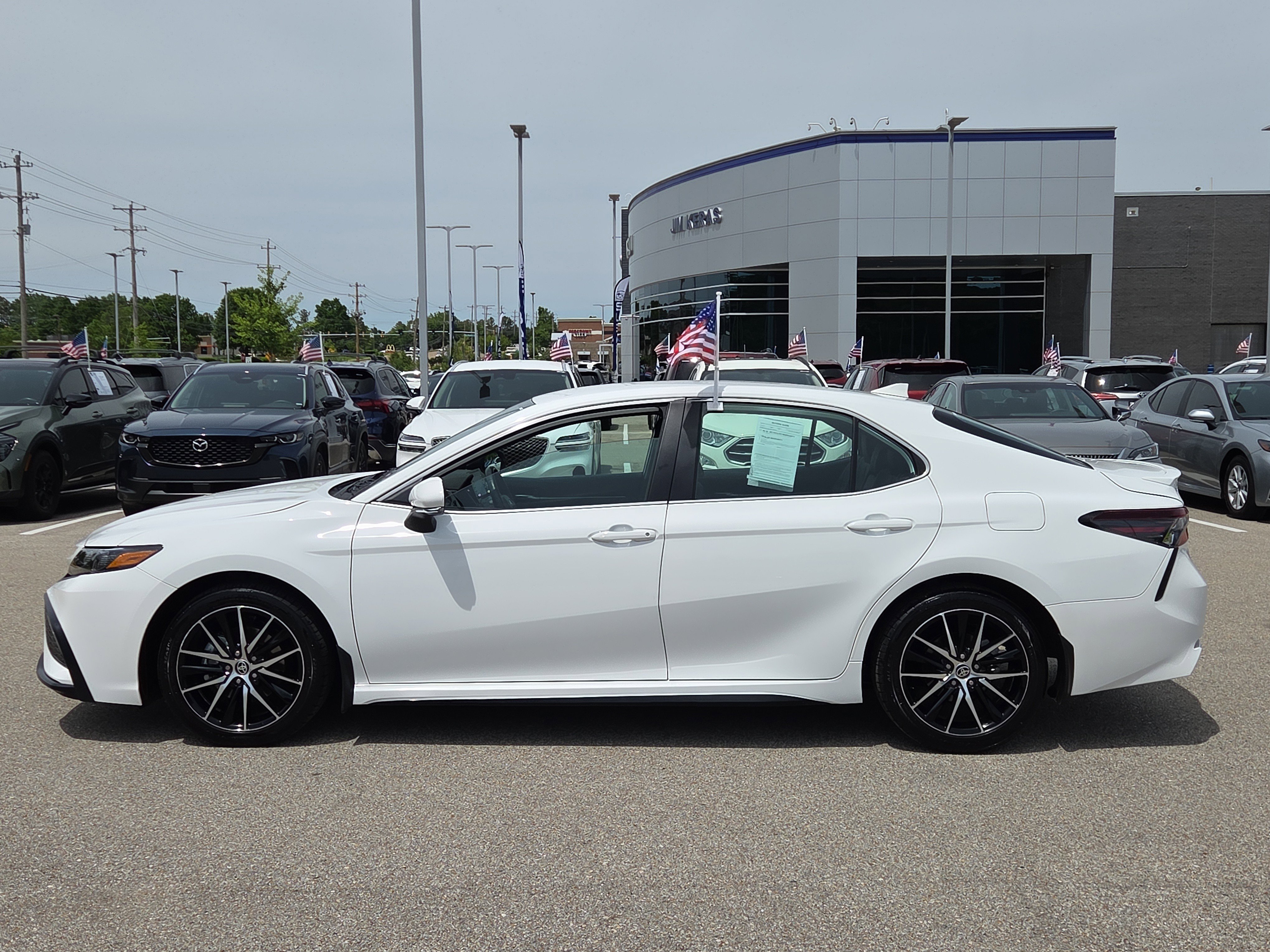 Used 2024 Toyota Camry SE w/ Convenience Package FWD image 6