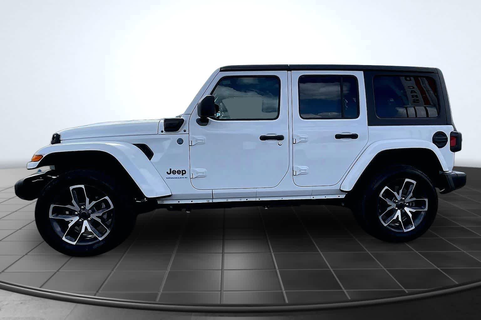 Used 2024 Jeep Wrangler Unlimited AWD/4WD image 3