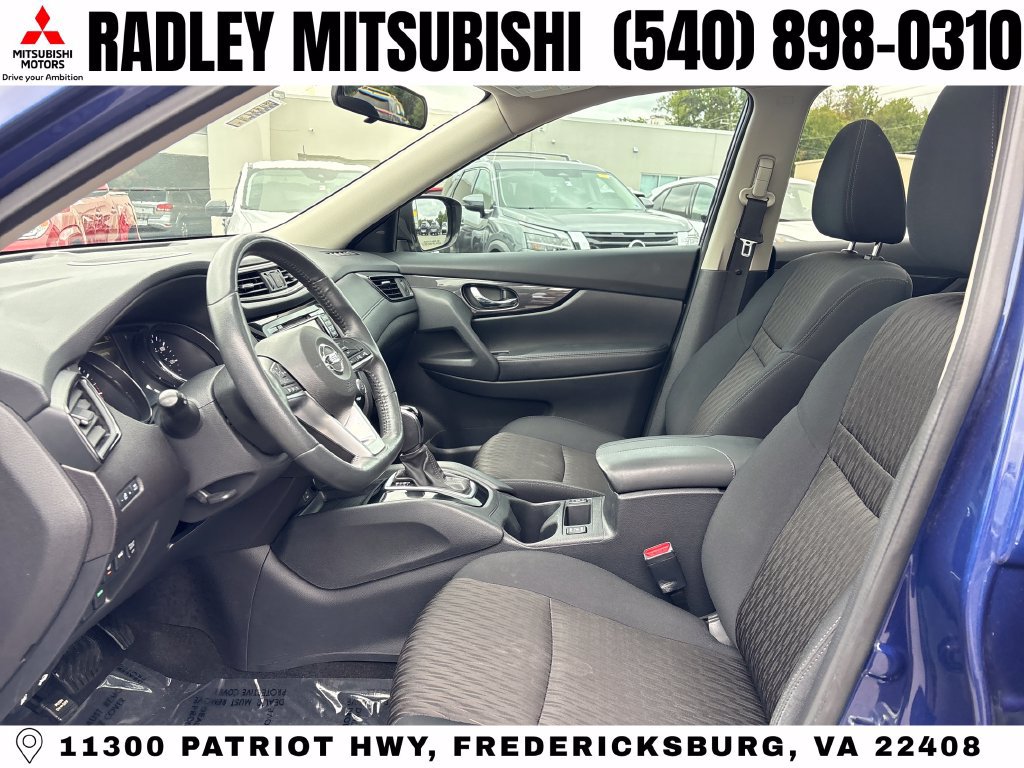 Used 2017 Nissan Rogue SV AWD/4WD image 3