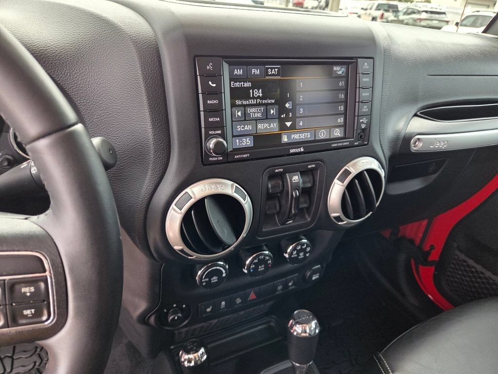 Used 2018 Jeep Wrangler Unlimited Sahara w/ Connectivity Group AWD/4WD image 24