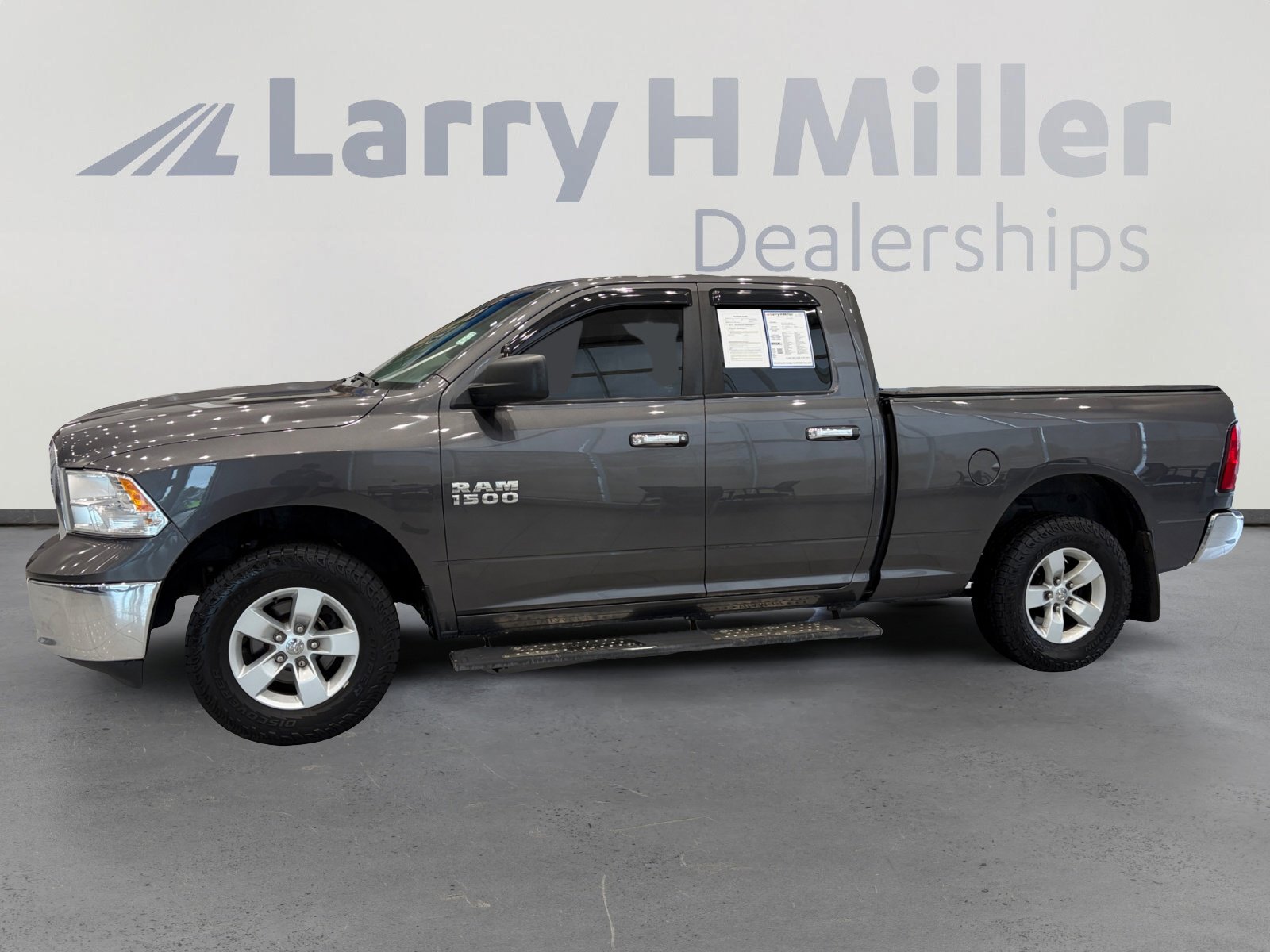 Used 2017 RAM 1500 Classic SLT AWD/4WD image 2
