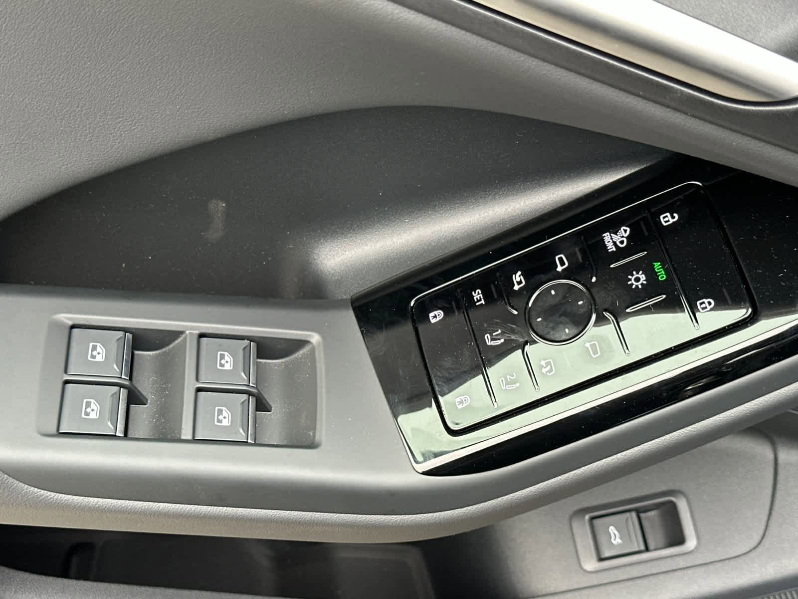 New 2025 Audi Q6 e-tron Premium Plus AWD/4WD image 13