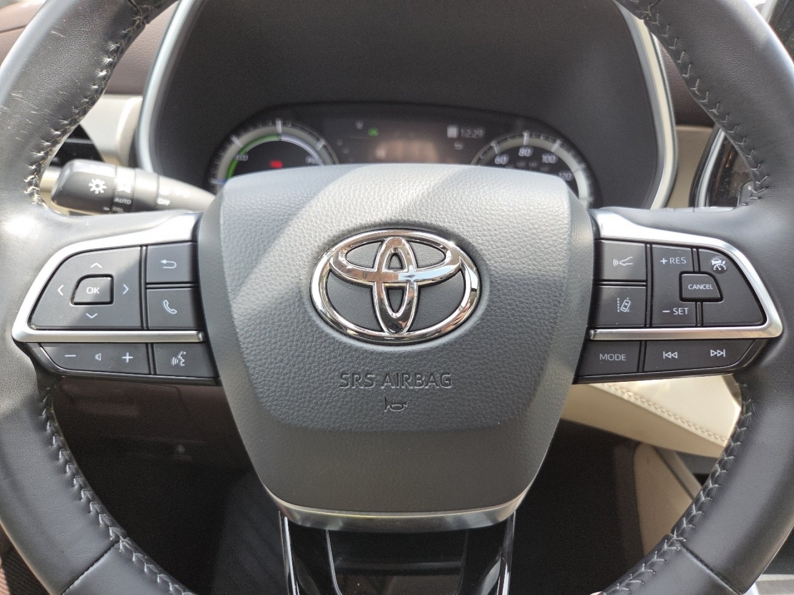 Used 2020 Toyota Highlander XLE AWD/4WD image 32