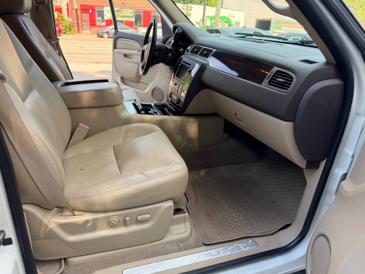 Used 2011 GMC Yukon Denali AWD/4WD image 19