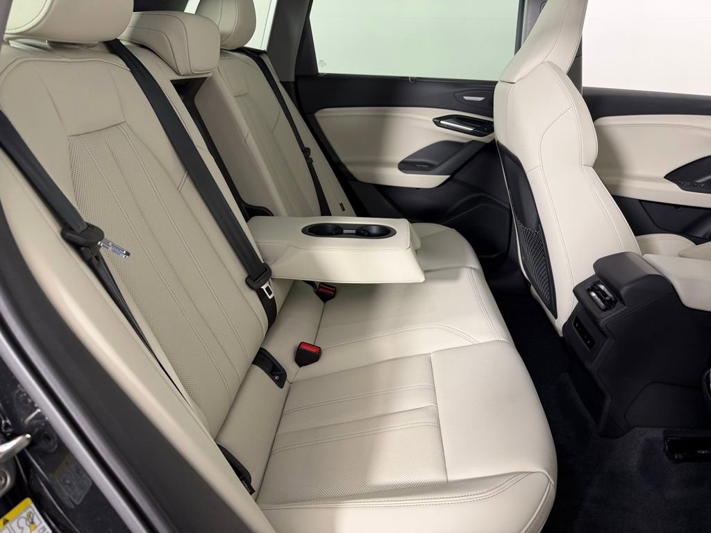 Used 2025 Audi Q6 e-tron Premium Plus w/ Premium Plus AWD/4WD image 32