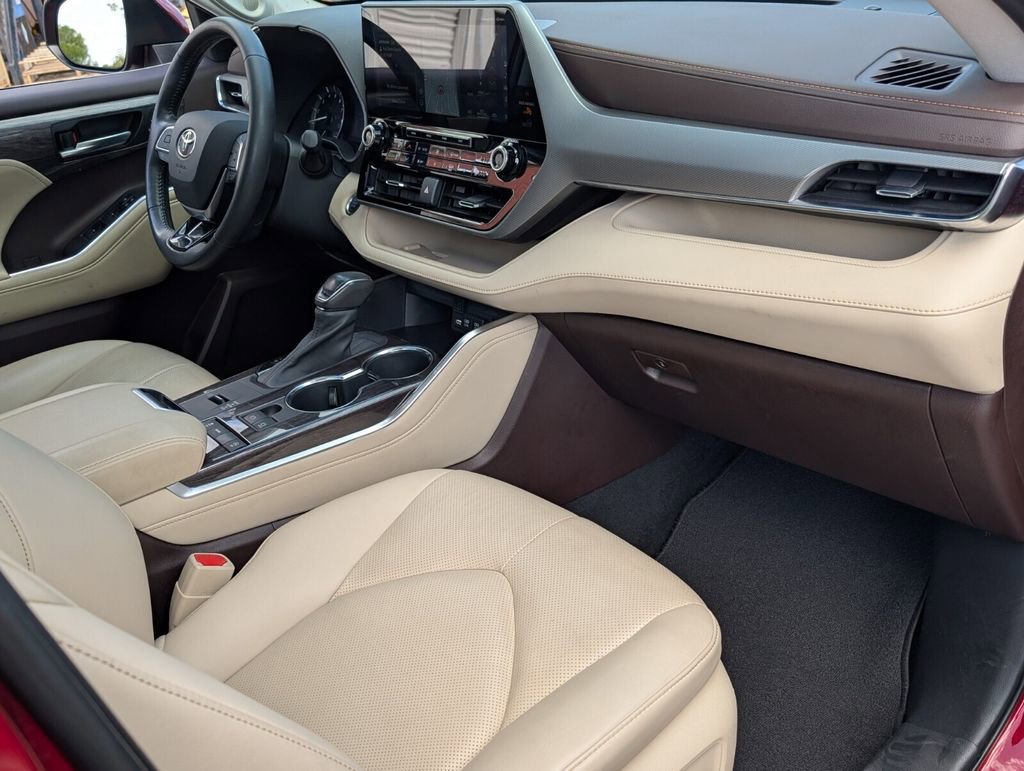 Used 2021 Toyota Highlander Platinum image 18
