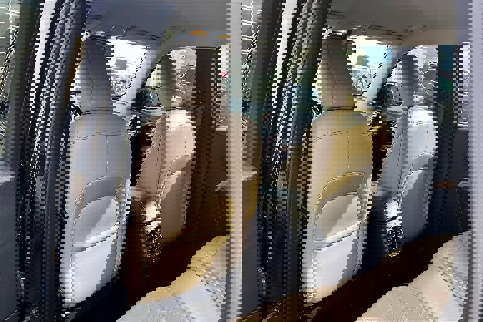 Used 2015 Jeep Cherokee Limited w/ Luxury Group image 12