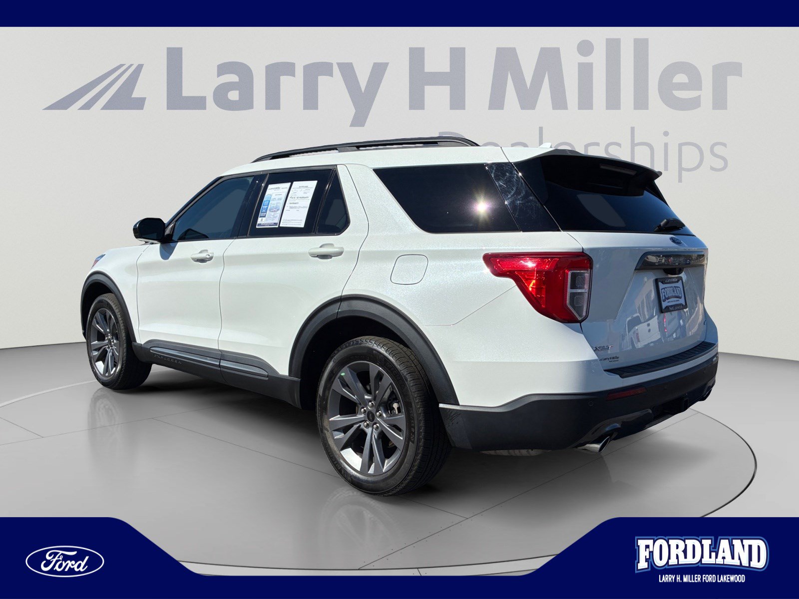 Used 2023 Ford Explorer XLT w/ Equipment Group 202A AWD/4WD image 3