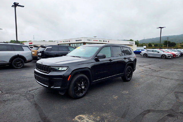Used 2025 Jeep Grand Cherokee L Altitude AWD/4WD image 3