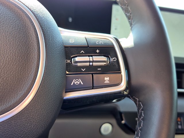 Used 2025 Kia Carnival EX FWD image 24