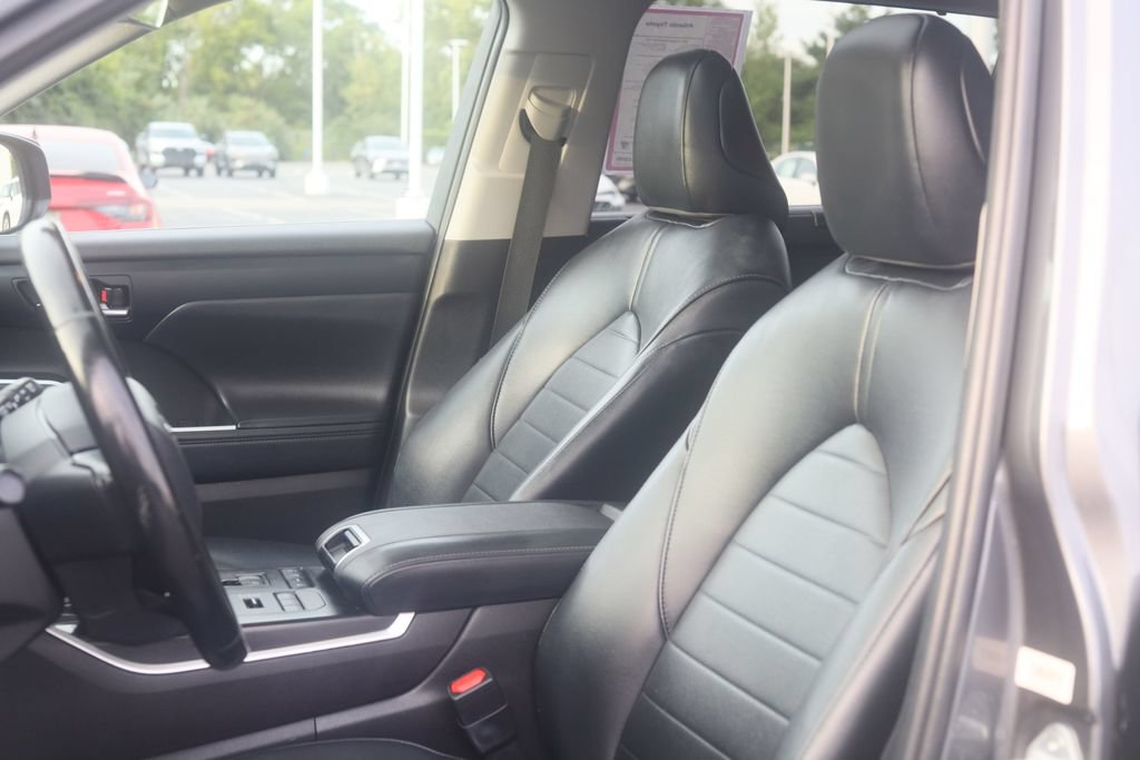Used 2021 Toyota Highlander XLE AWD/4WD image 19