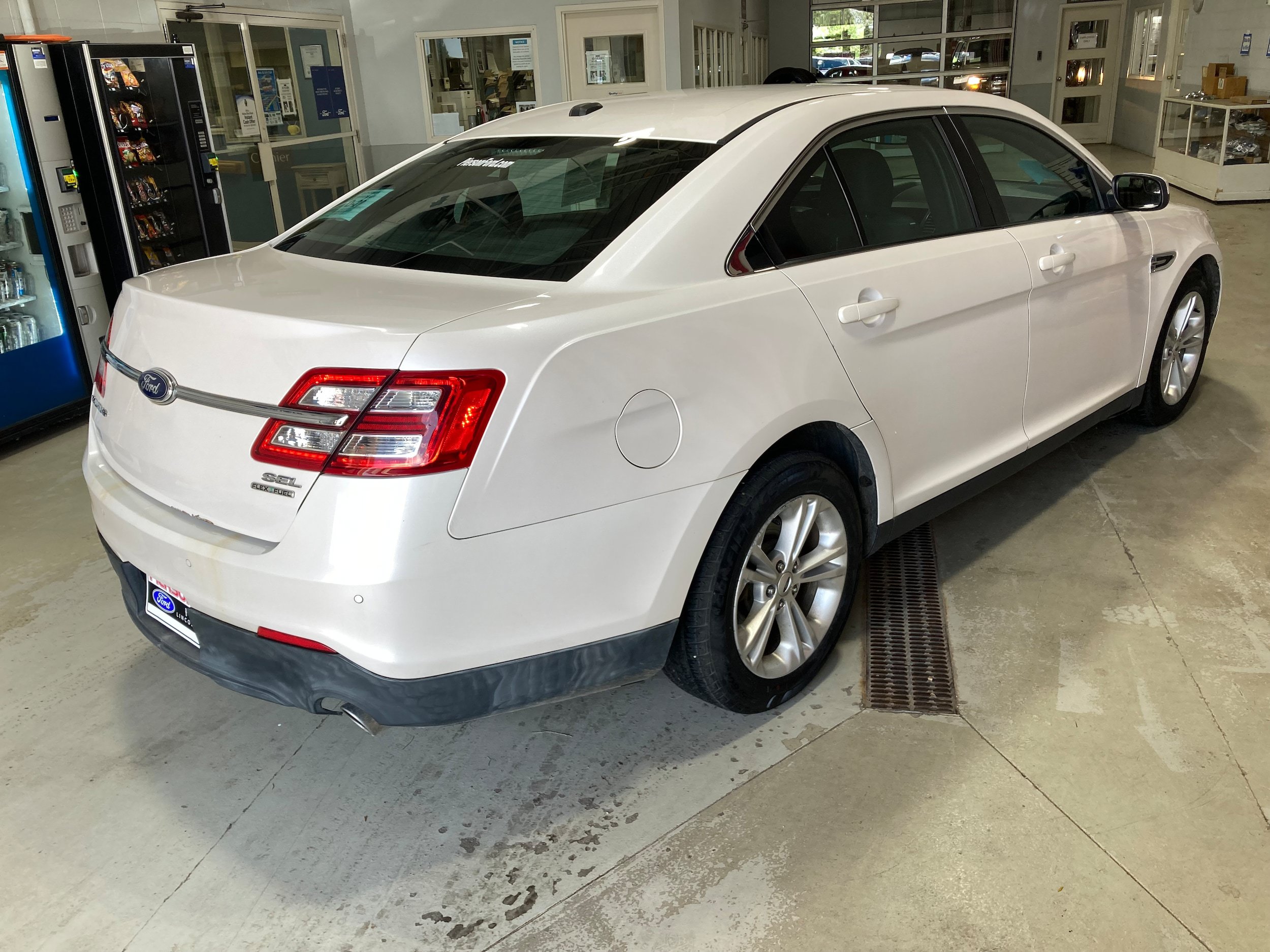 Used 2013 Ford Taurus SEL FWD image 10