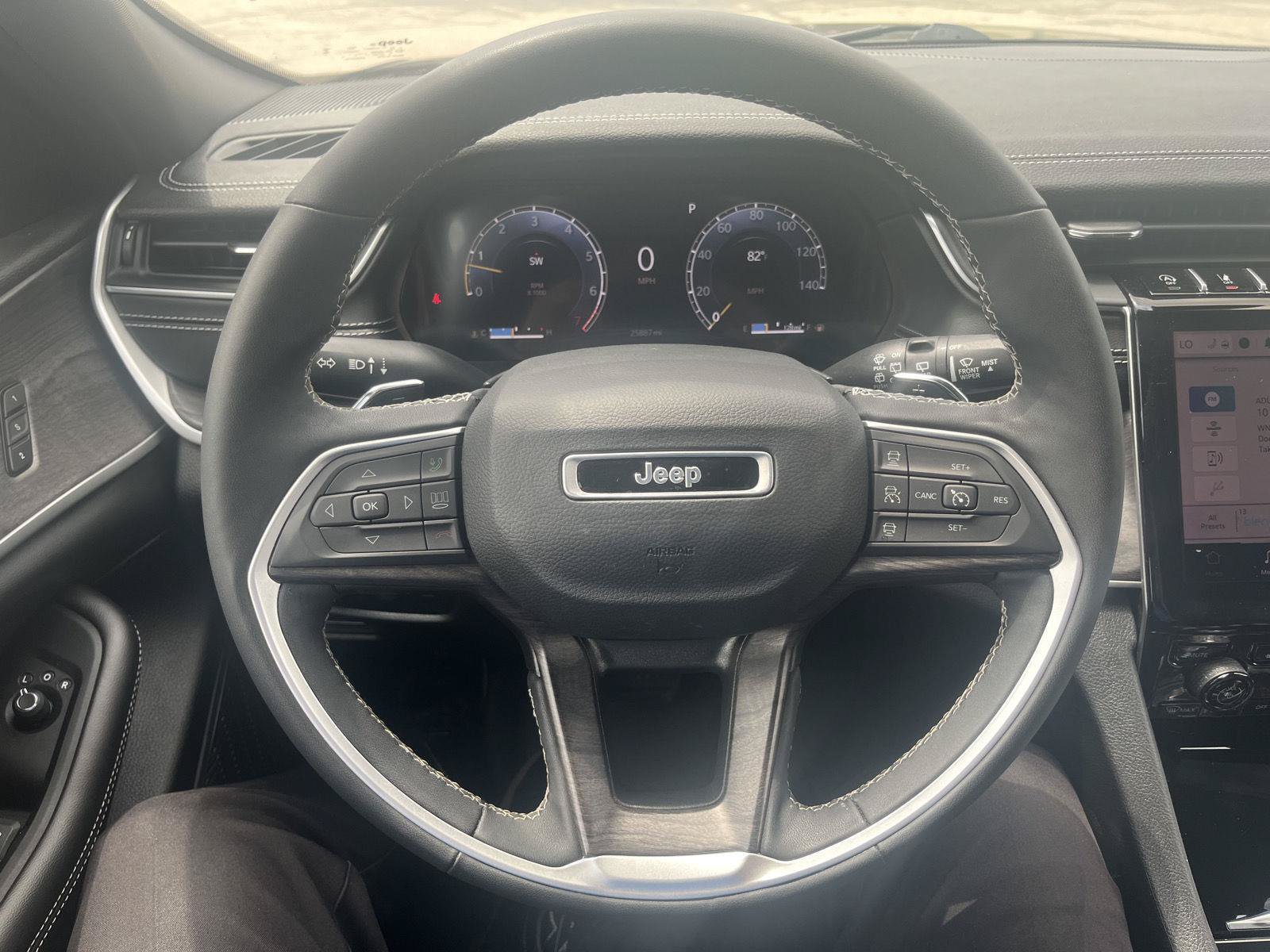 Used 2024 Jeep Grand Cherokee Limited AWD/4WD image 18