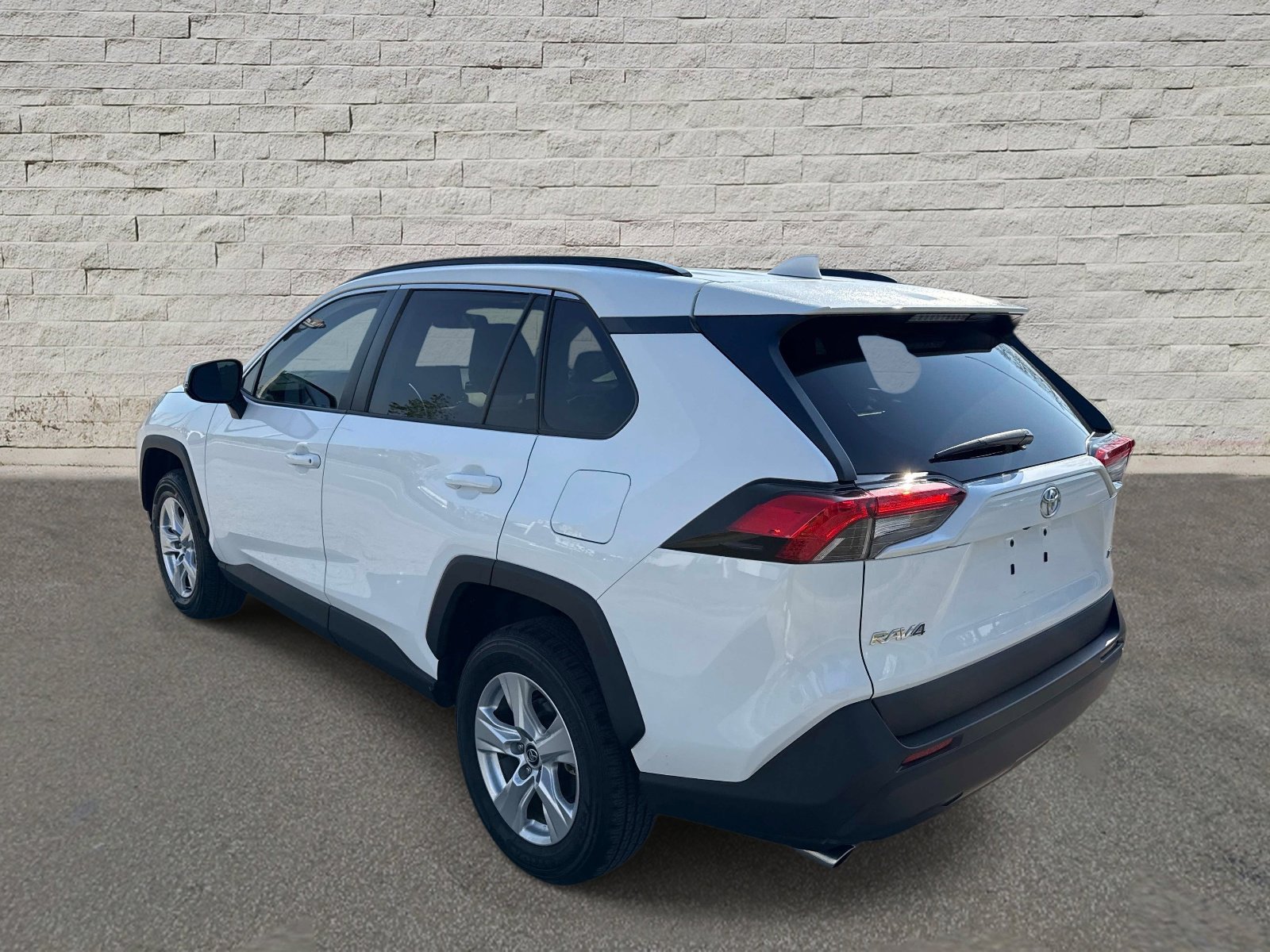 Used 2021 Toyota RAV4 XLE w/ Convenience Package image 7