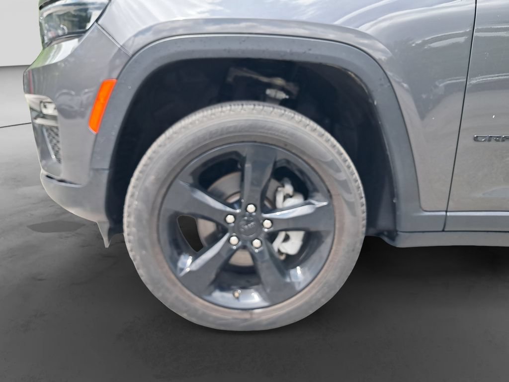 Used 2023 Jeep Grand Cherokee Limited w/ Black Appearance Package AWD/4WD image 9