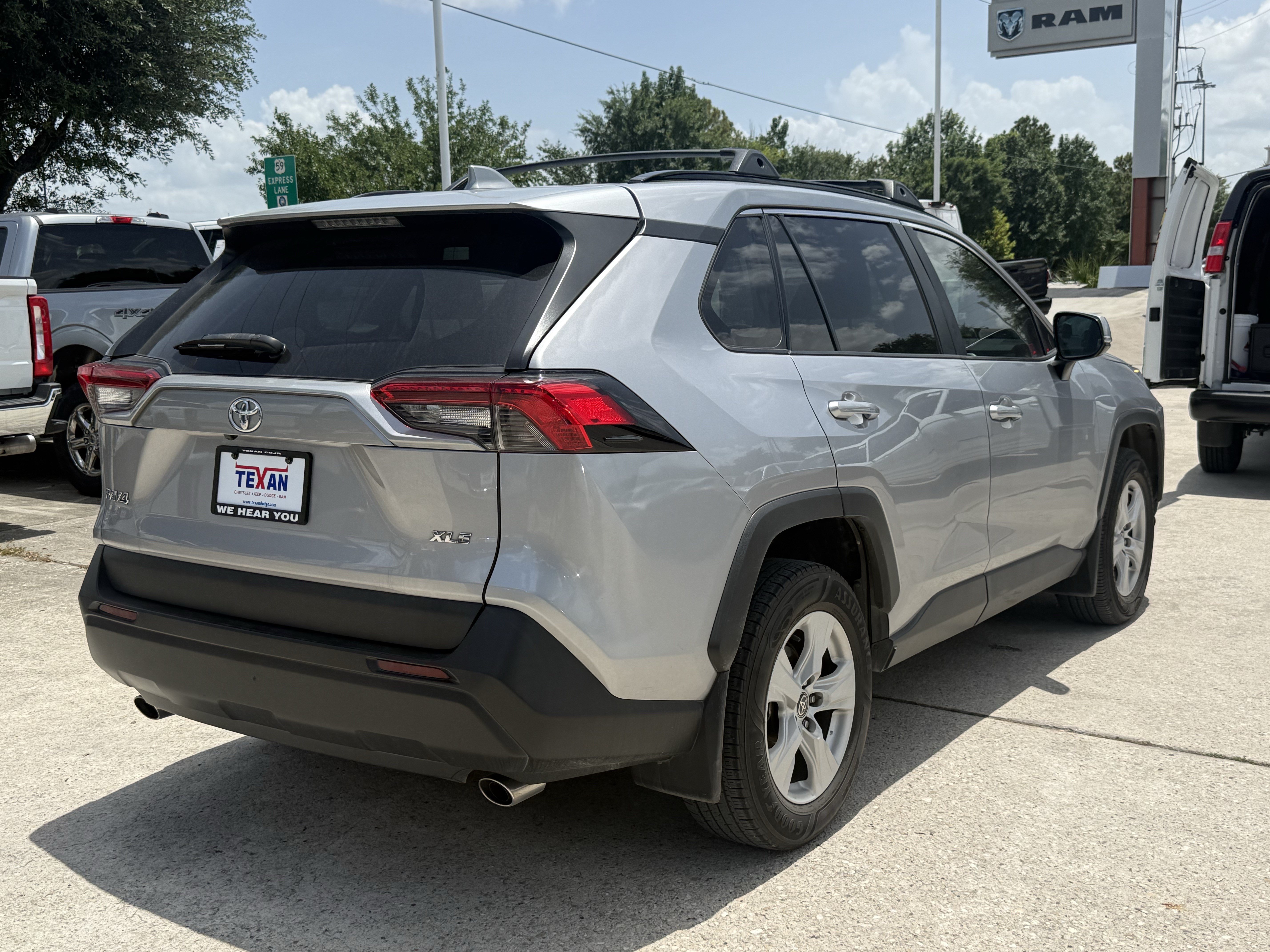 Used 2021 Toyota RAV4 XLE w/ Convenience Package FWD image 5