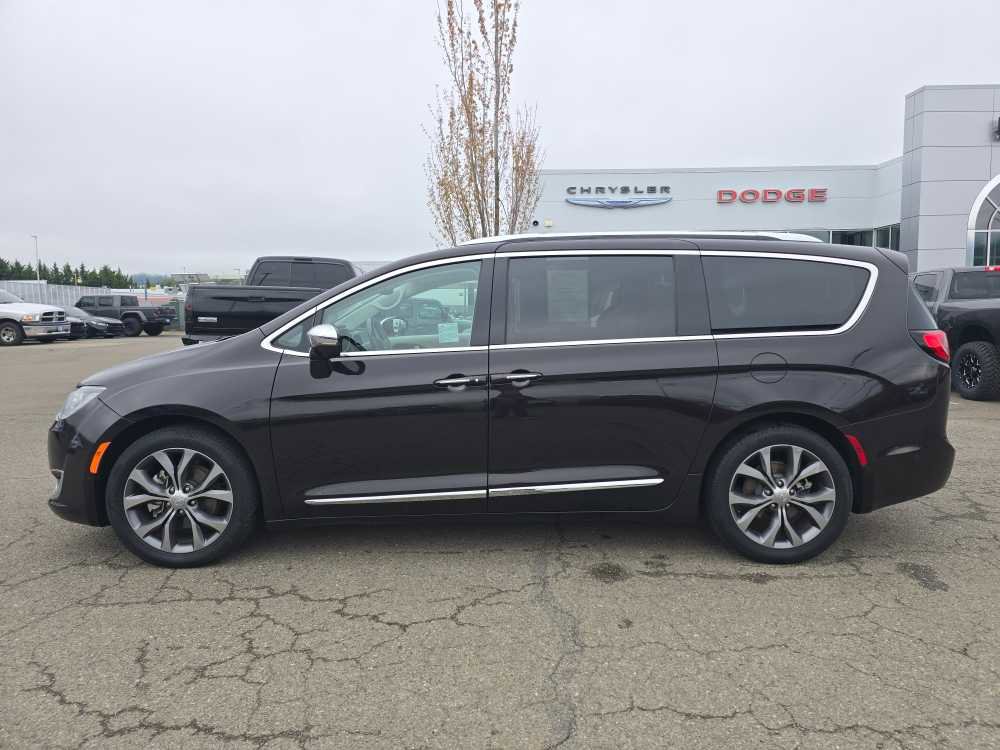 Used 2017 Chrysler Pacifica Limited w/ UConnect Theater Package image 2