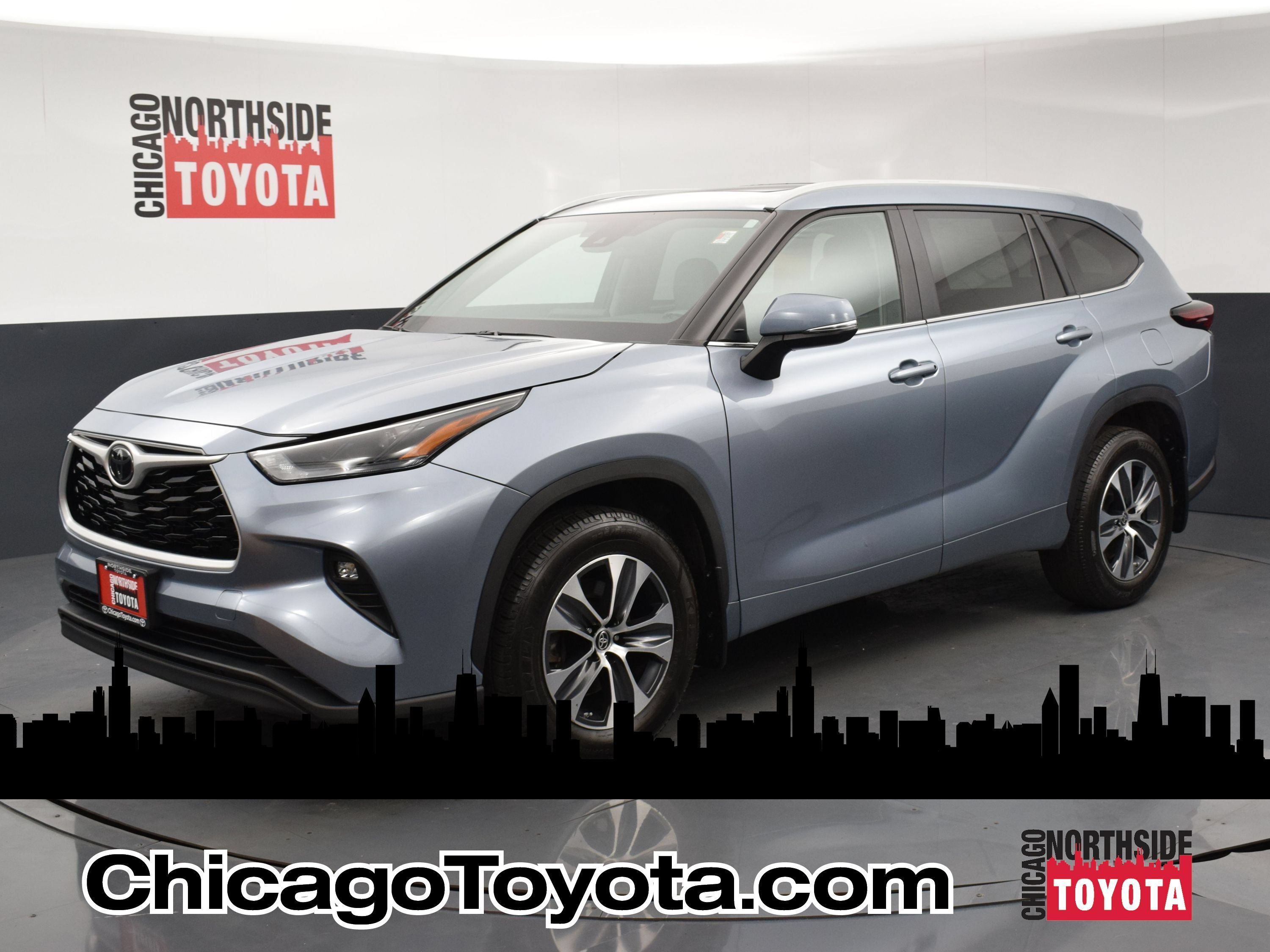 Used 2024 Toyota Highlander XLE AWD/4WD image 1