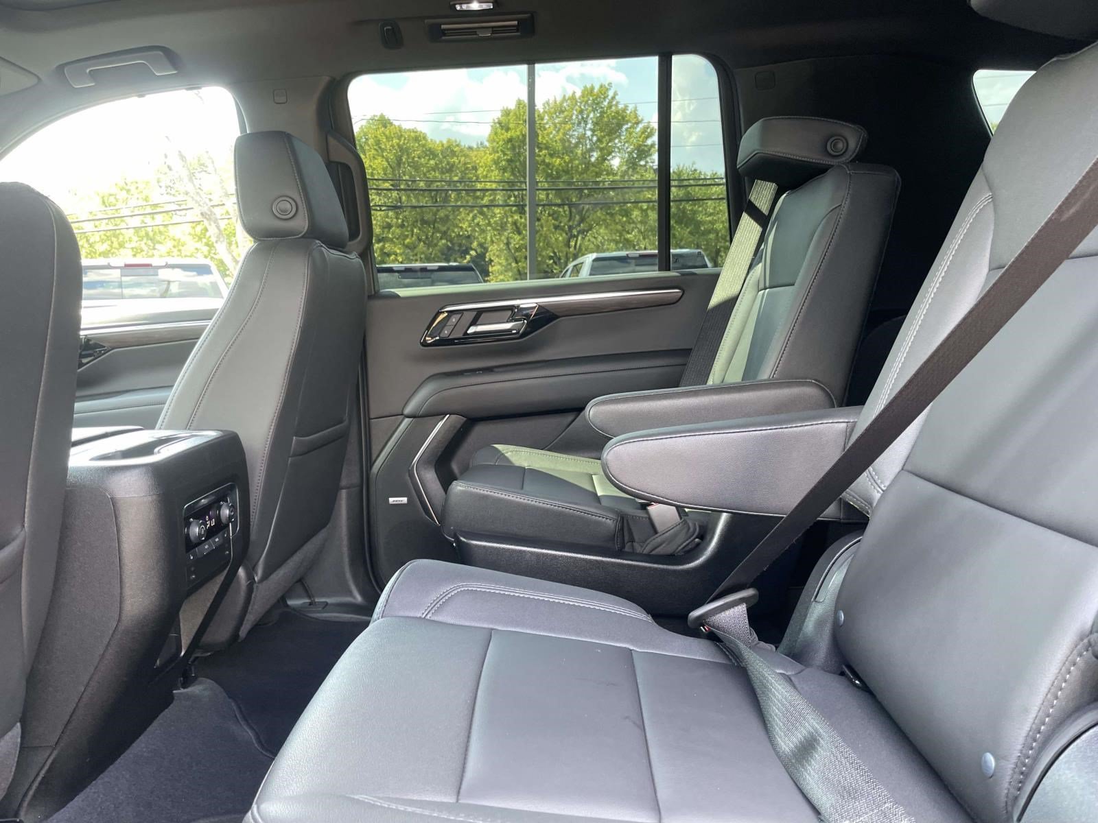 Used 2025 Chevrolet Suburban LT w/ Comfort Package AWD/4WD image 11