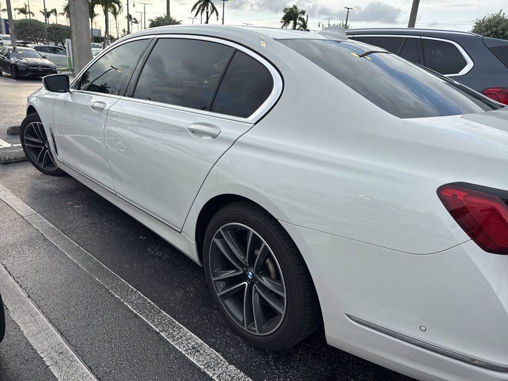 Used 2022 BMW 750i xDrive AWD/4WD image 9