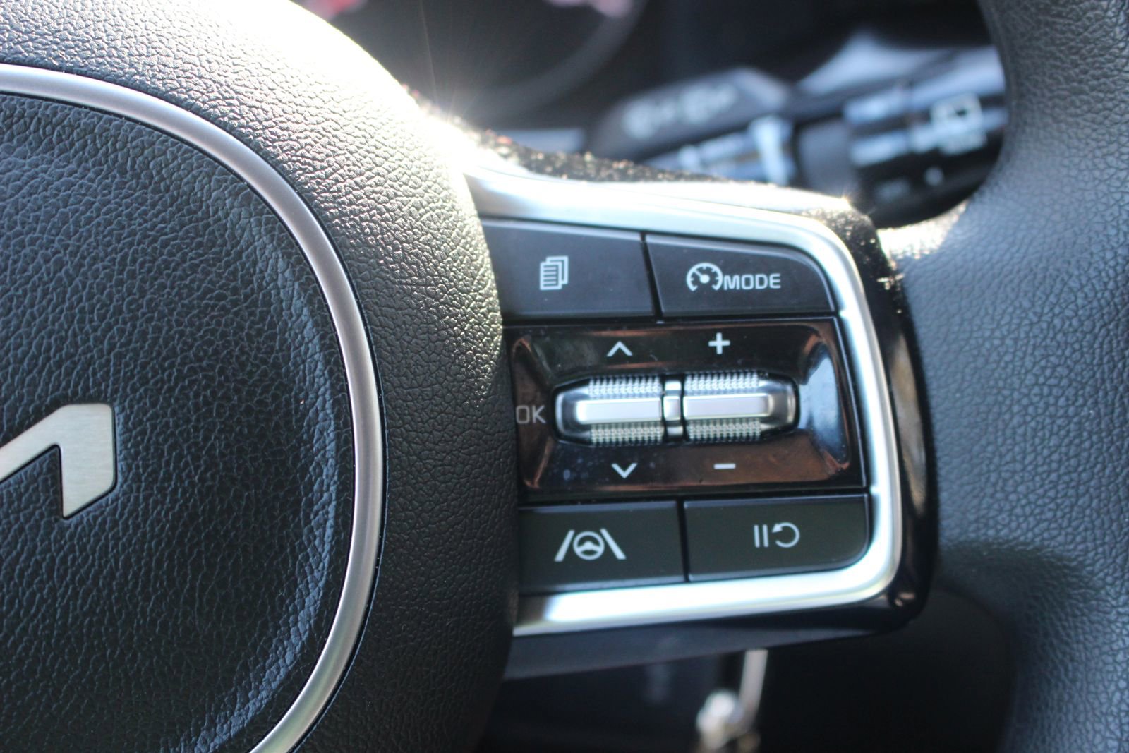 Used 2023 Kia Sorento LX image 22