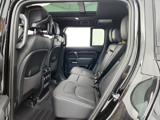 New 2026 Land Rover Defender 110 X-Dynamic SE AWD/4WD image 28