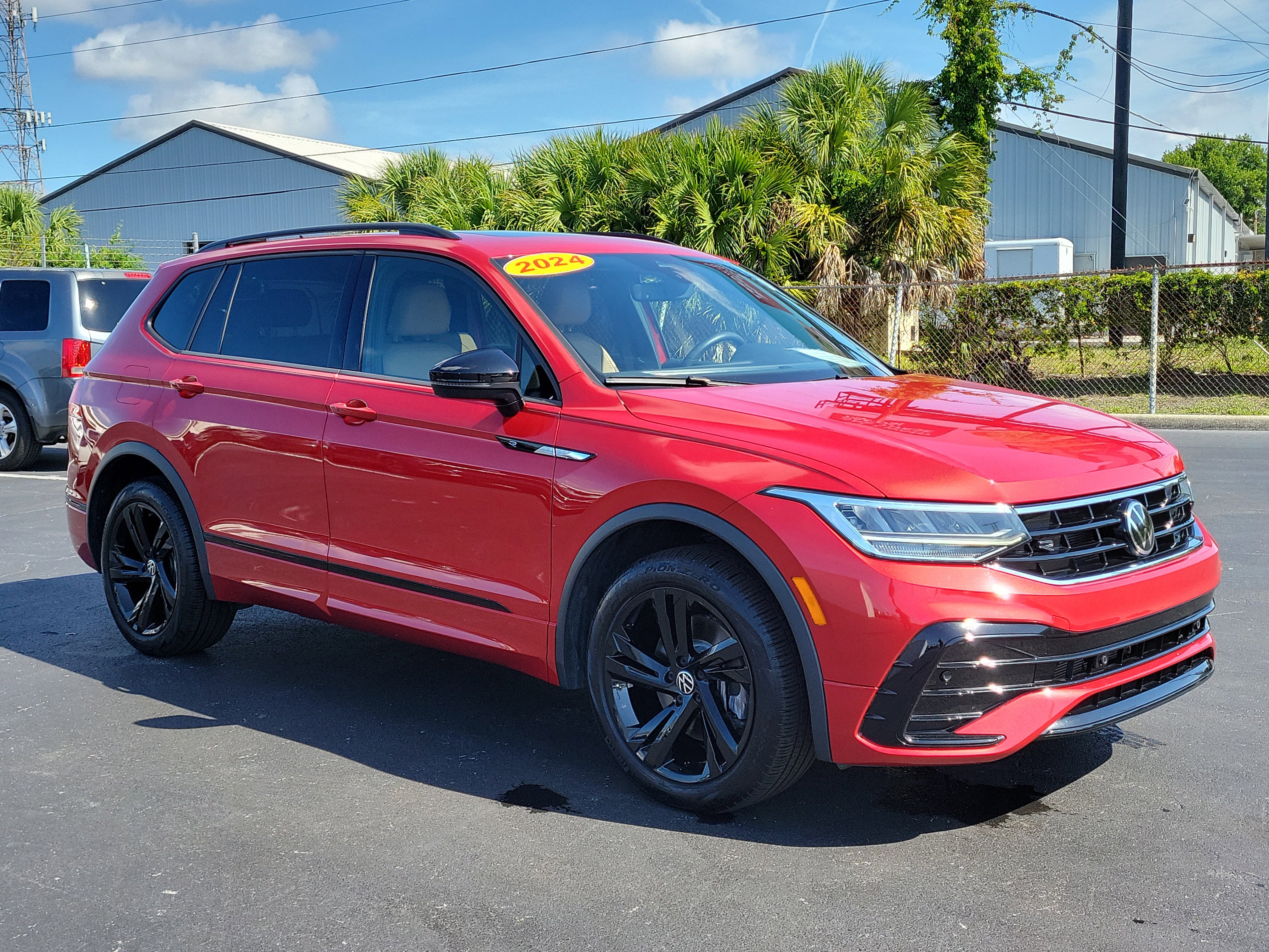 Used 2024 Volkswagen Tiguan SE R-Line FWD image 2