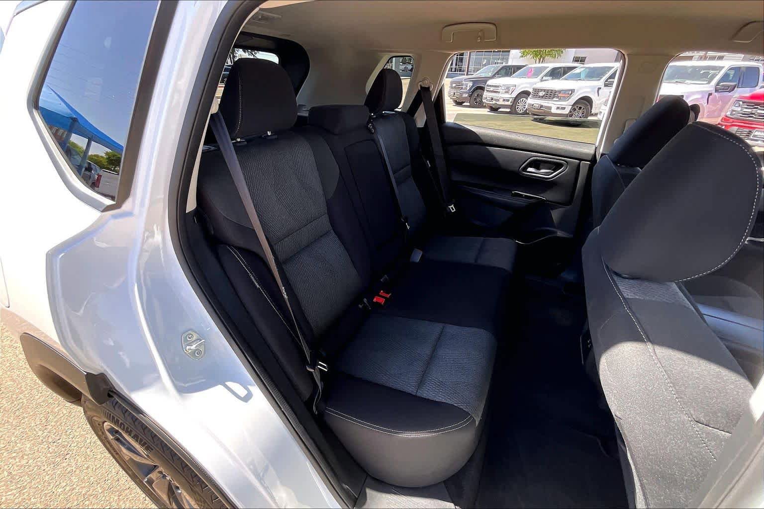 Used 2025 Nissan Rogue SV FWD image 18
