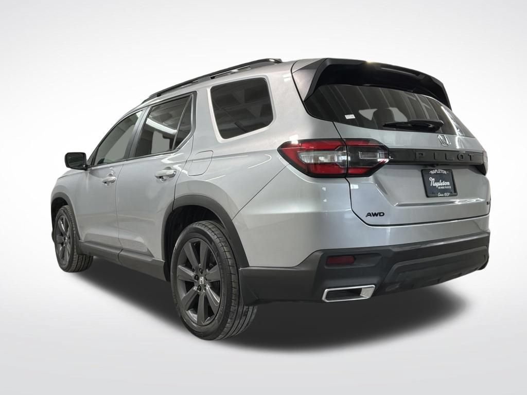 Used 2025 Honda Pilot Sport image 3